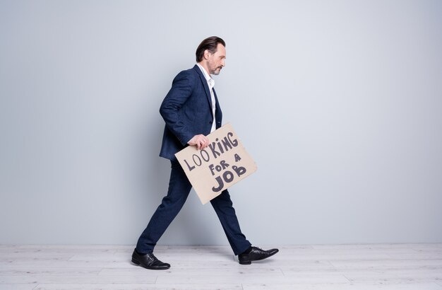 По данным американской консалтинговой компании Russell Reynolds Associates, в 2024 году главы международных компаний в рекордном количестве покидали свои посты.
Как сообщается в отчете фирмы, за прошлый год свои посты покинули около 202 генеральных директоров (CEO) различных крупных компаний, что существенно превышает средний показатель за шесть лет в 186 человек и на 13% больше, чем было в 2023 году.

В Russell Reynolds Associates, которая начала отслеживать увольнения гендиректоров в 2018 году, отмечают, что на общем фоне особенно выделяется текучка руководства в технологическом секторе: там в 2024 году покинули свои должности 40 CEO, что на 50% больше, чем средний показатель за шесть лет.