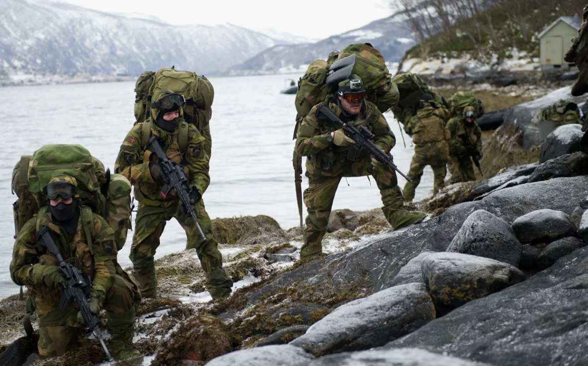 Спецназ Норвегии. В прошлом викинги высаживались с драккаров налегке. Не тот нынче викинг. Не тот. Фото из открытых источников.