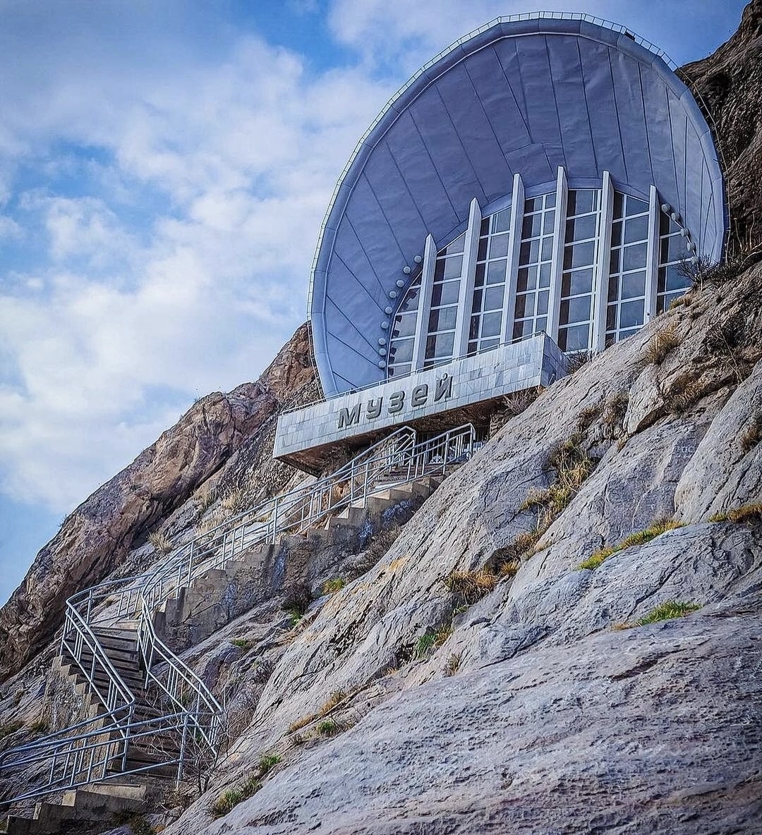 Историко-этнографический музей на горе Сулайман-Тоо (Киргизия, Ош).