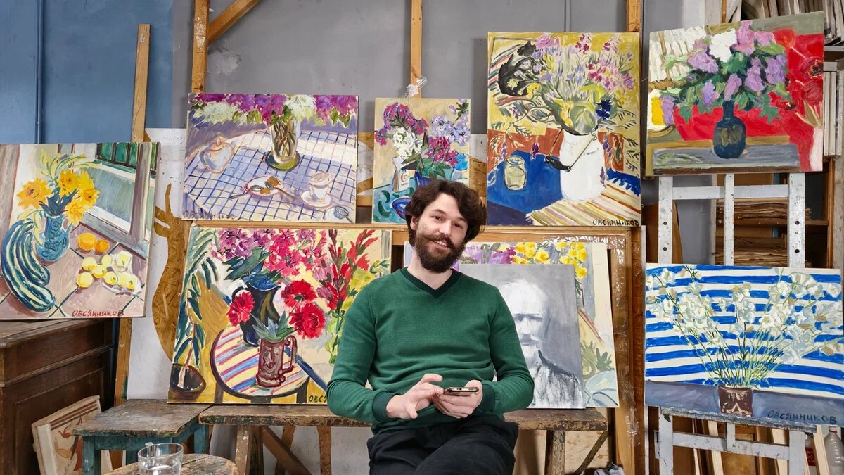 Илья Овсянников в мастерской