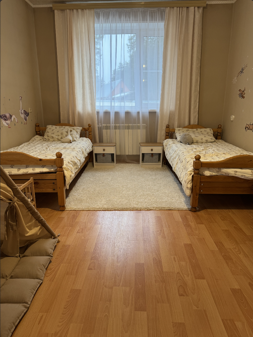 Эта комната достаточно большая, около 20 кв м или более. 