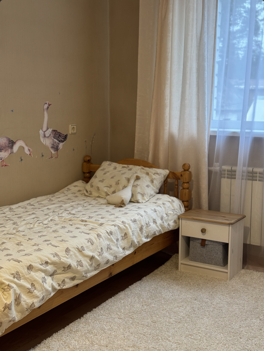 Дети очень просили тумбочки - очень удобная организация храмения в них, плюс смотрятся сдержанно.