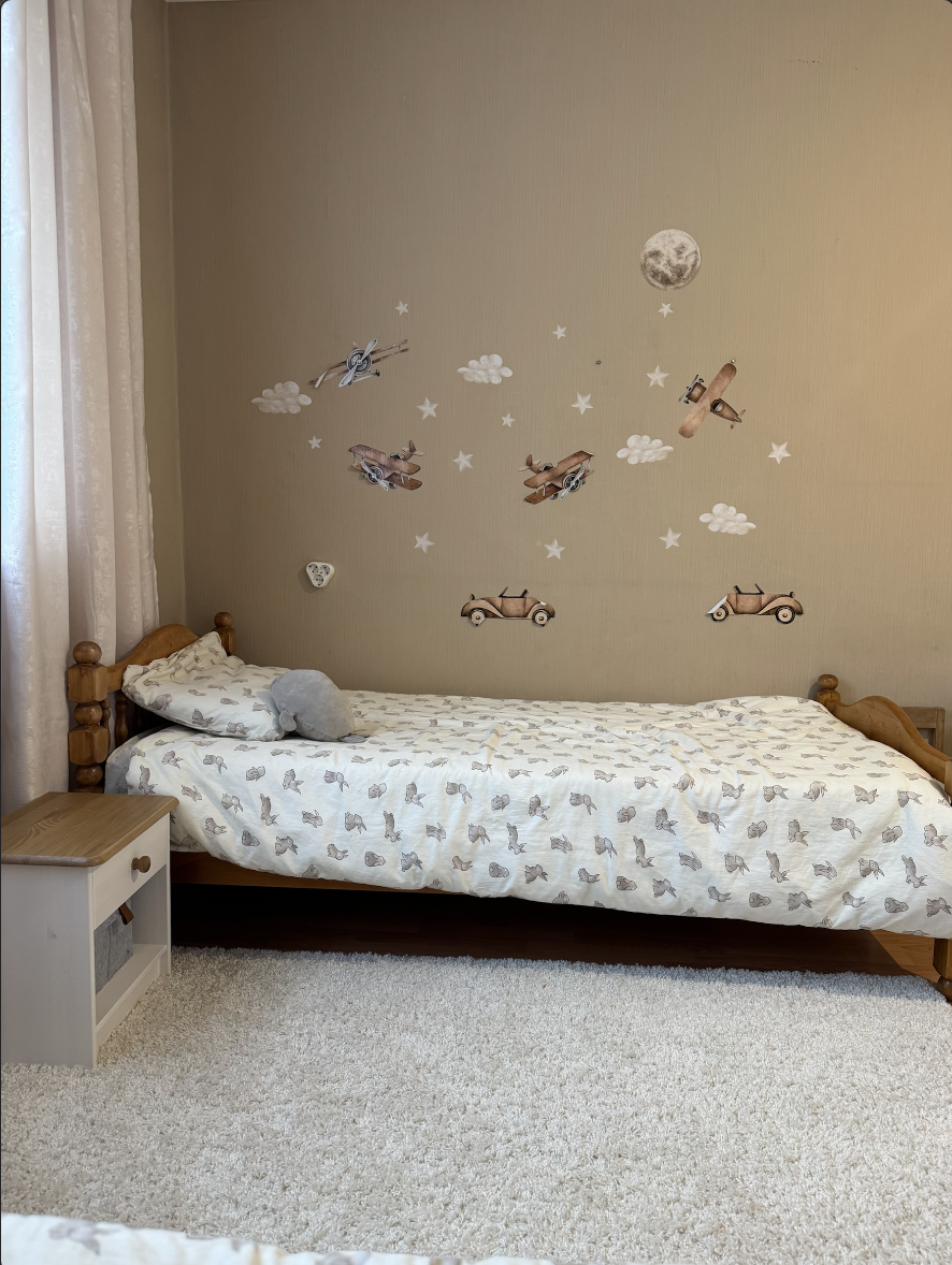 Наклейки на обои, которые можно снять, если захочется, создают атмосферу винтажности. К сожалению, сыну попались наклейки не очень хорошего качества, на фото видно, что они уже отклеиваются, хотя им 2 месяца.