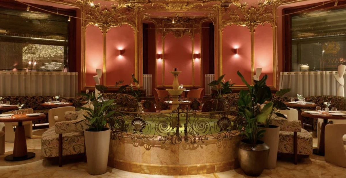 Многоярусный фонтан - отель SAVOY