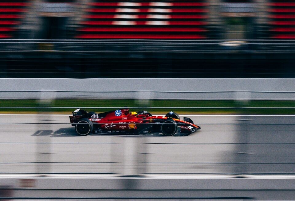    Льюис Хэмилтон разбил болид Ferrari на тестах в БарселонеСоцсети