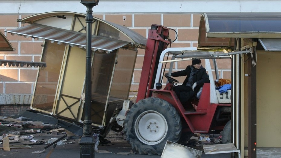    Снос торговых павильонов у Спаса на Крови в Петербурге, архивное фото для иллюстрации. Автор фото: "Интерпресс" / "Деловой Петербург"