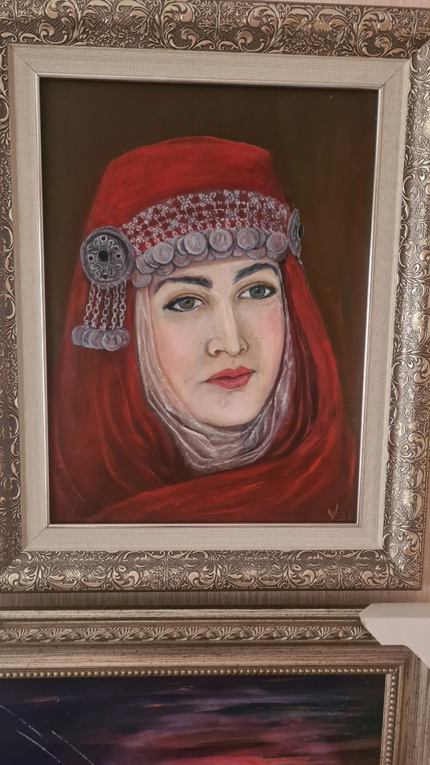 Лариса Фелисион "Автопортрет в армянском национальном головном уборе"