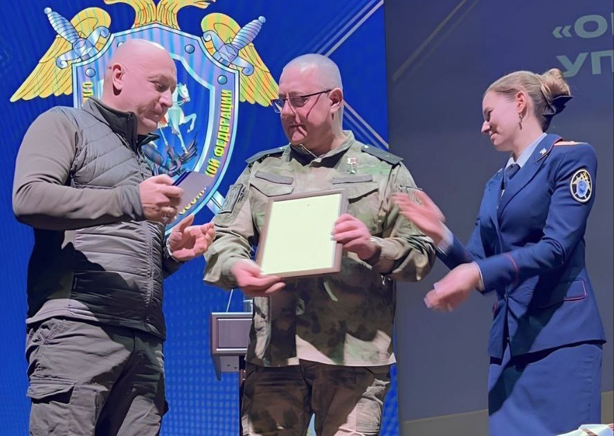    Награду лично вручал Герой России, генерал-майор Сергей Петров