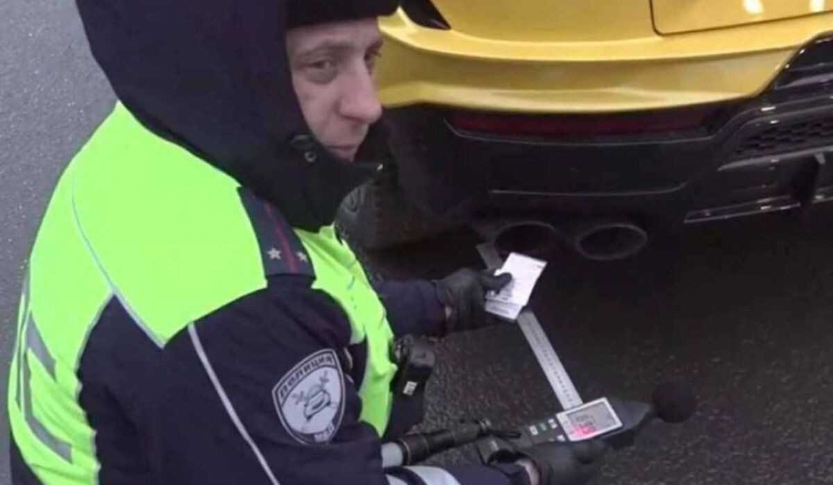     Инспектор ГИБДД проверяет машину. Источник: kp.ru Автор фото: Пресс-служба ГУ МВД России по СПб