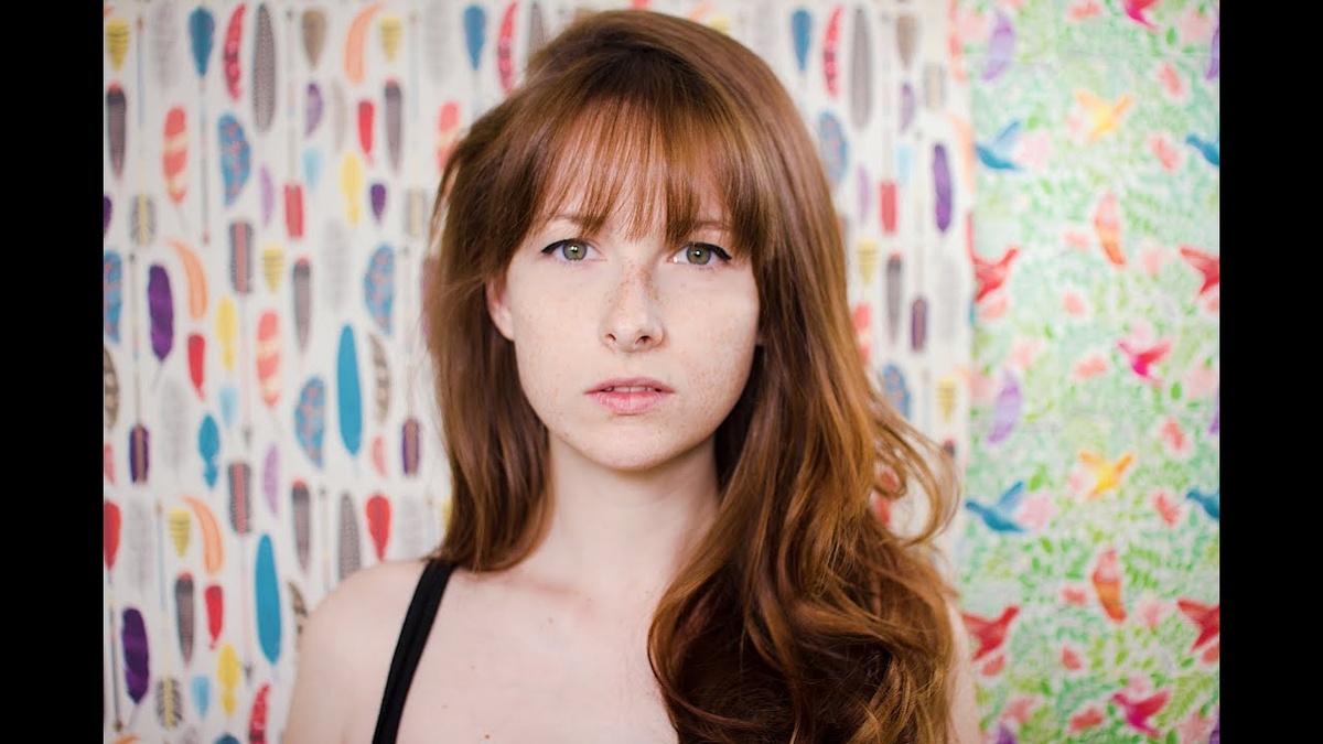 Тесса является типичным примером "girl next door", т.е. девчонки с соседнего двора. 