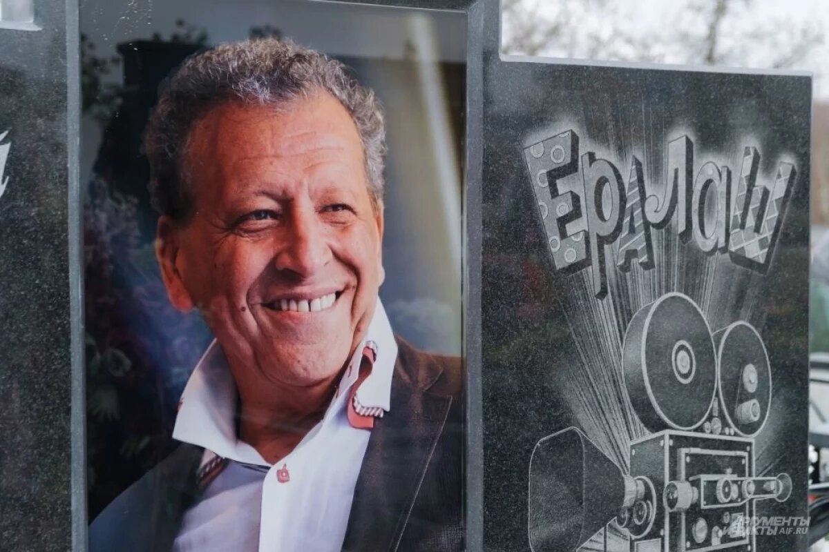    Могила Бориса Грачевского на Троекуровском кладбище.