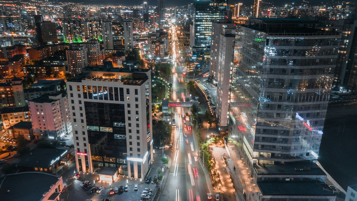 Бескрайние степи, пустыни, вулканы, горные вершины и кристально чистые озера Монголии контрастируют со сверкающими небоскрёбами Улан-Батора. Фото: Altansukh E / Unsplash