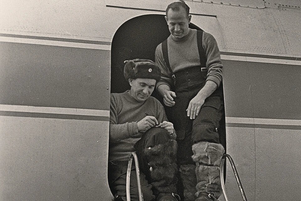 В таком виде Павел Беляев и Алексей Леонов не только вышли из тайги, но и прилетели в Москву. Фото: Александр МОКЛЕЦОВ/РИА Новости