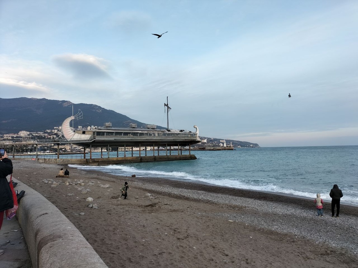 Фото личное для обложки к публикации. Обещают, что в Ялте море и пляжи чистые.