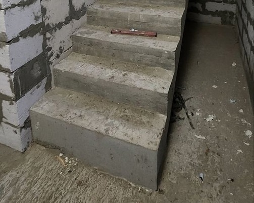 Тут первая ступень наоборот больше остальных. Смотрите следующее фото