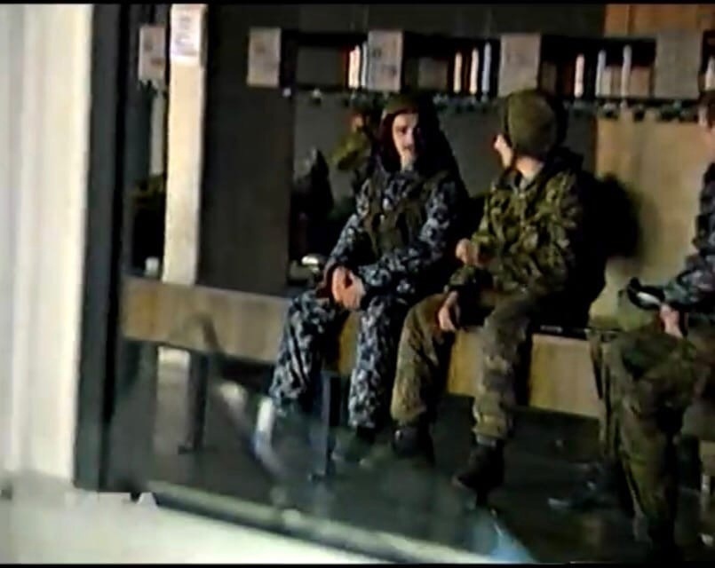 «Склон» на спецназовце ВВ МВД во время событий октября 1993 года. Вариант в камуфляже "орех".