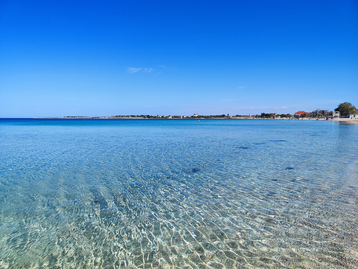 Центральный пляж, рядом такой же Колхозный, места очень много