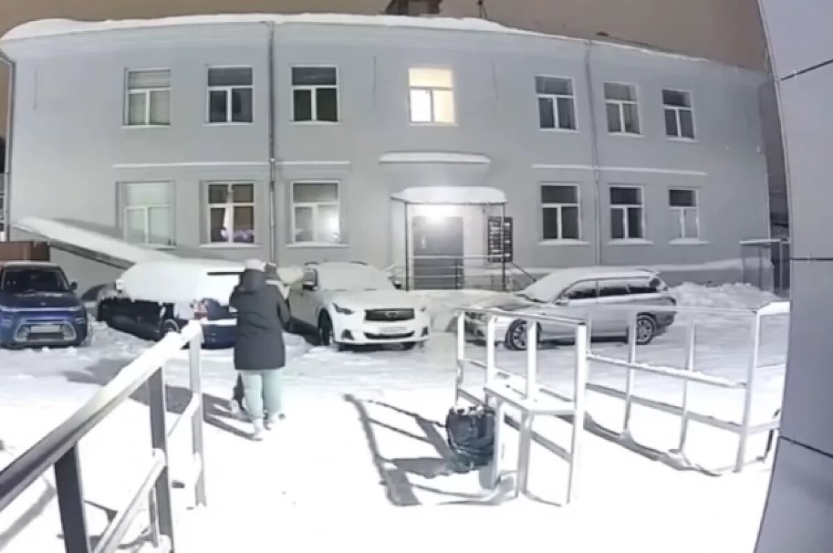    Жительница Новосибирска разбила нос любовнице мужа об дверь подъезда