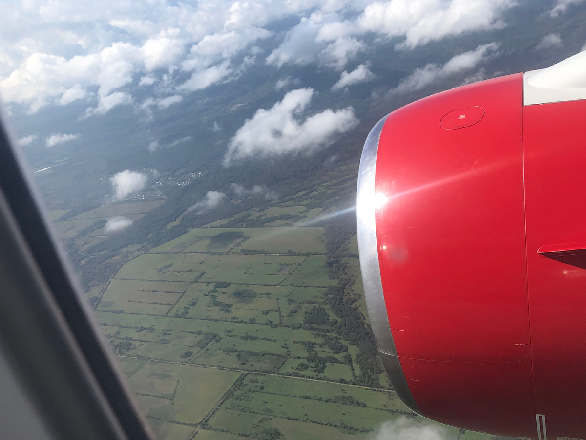 Спустя 3 фильма, 2 приема пищи и 1 ночь наш самолет пронзил небо острова