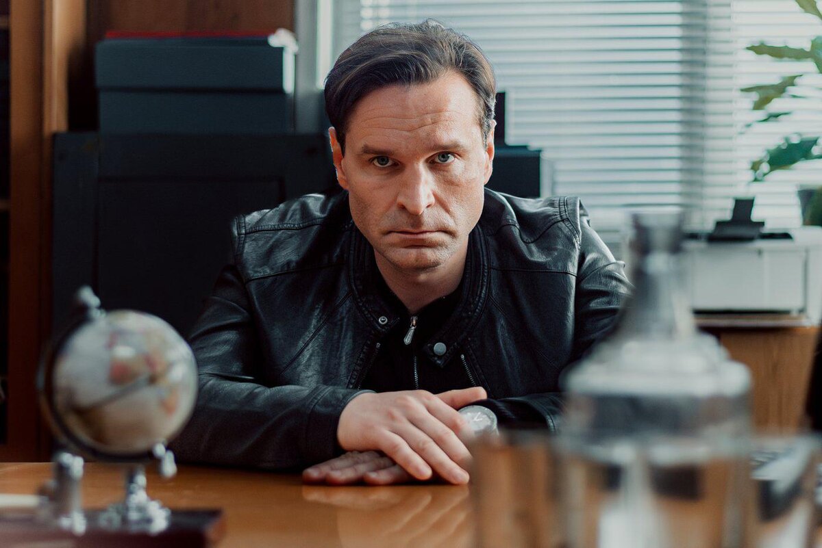 Виктор Добронравов в роли Саши Медного из сериала "Инспектор Гаврилов". Онлайн-кинотеатр START