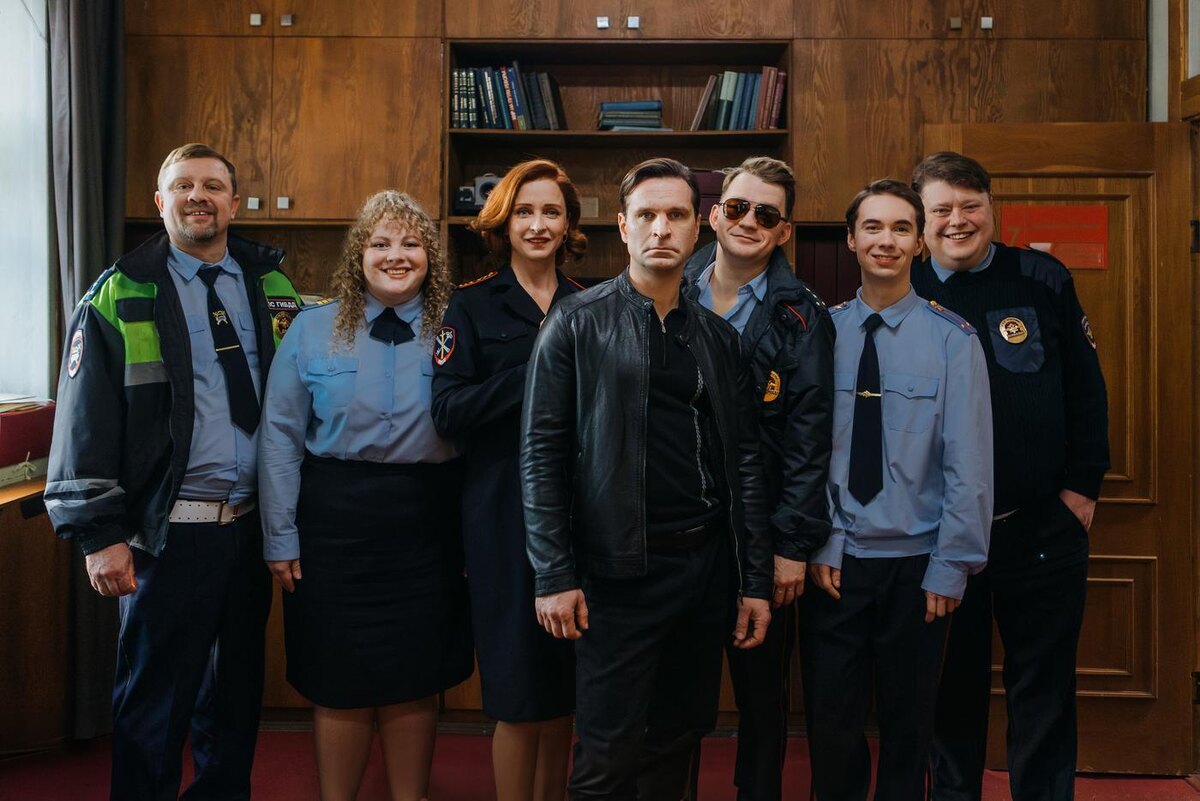 Онлайн-кинотеатр START
Компанию Виктору Добронравову в сериале "Инспектор Гаврилов" составили Вадим Ракитин, Алиса Стасюк, Екатерина Стулова, Алексей Демидов, Денис Власенко, Михаил Павлик.