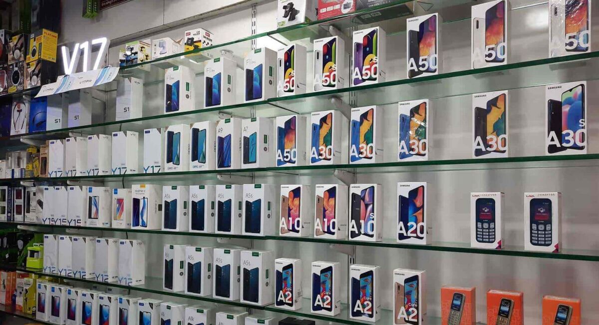    Рассказываем, как правильно выбрать недорогой телефон. Фото: justdial.com