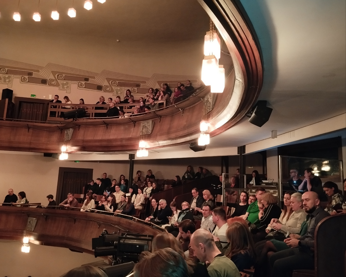 Партер уж полон, и бельэтаж почти, и верхний ярус. МХТ им. А.П.Чехова. 25.01.2025 г, суббота. ЗДЕСЬ и далее фото автора и(или) из личного архива автора, если не указано иначе.