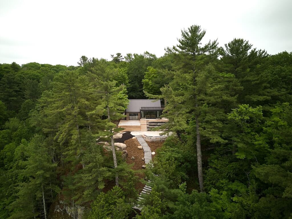 Источник изображения - https://amazingarchitecture.com/storage/files/1742/architecture-projects/daymark-design-incorporated/brackenrig-cottage/brackenrig-cottage-port-carling-daymark-design-incorporated-29.jpg