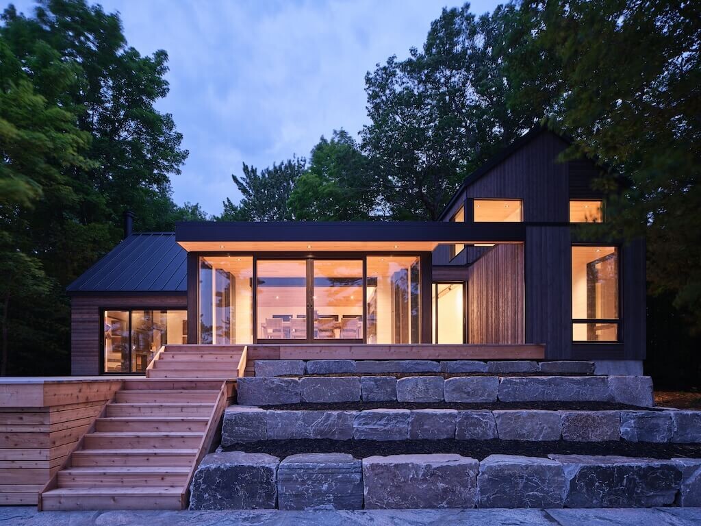 Источник изображения - https://amazingarchitecture.com/storage/files/1742/architecture-projects/daymark-design-incorporated/brackenrig-cottage/brackenrig-cottage-port-carling-daymark-design-incorporated-23.jpg