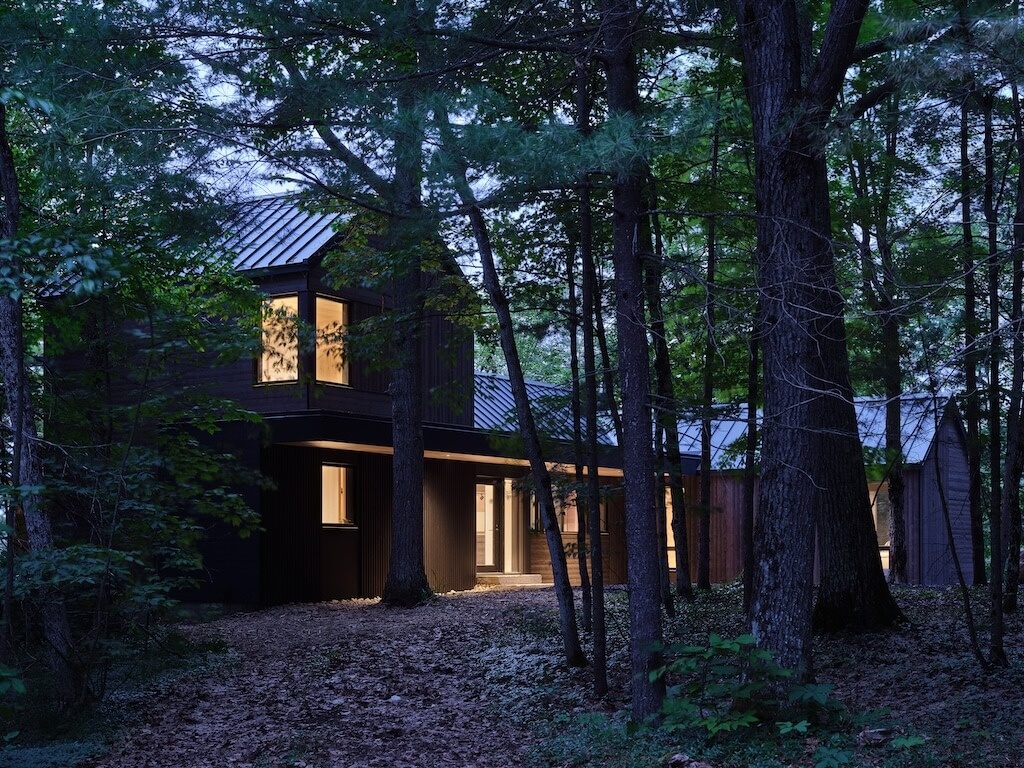 Источник изображения - https://amazingarchitecture.com/storage/files/1742/architecture-projects/daymark-design-incorporated/brackenrig-cottage/brackenrig-cottage-port-carling-daymark-design-incorporated-22.jpg