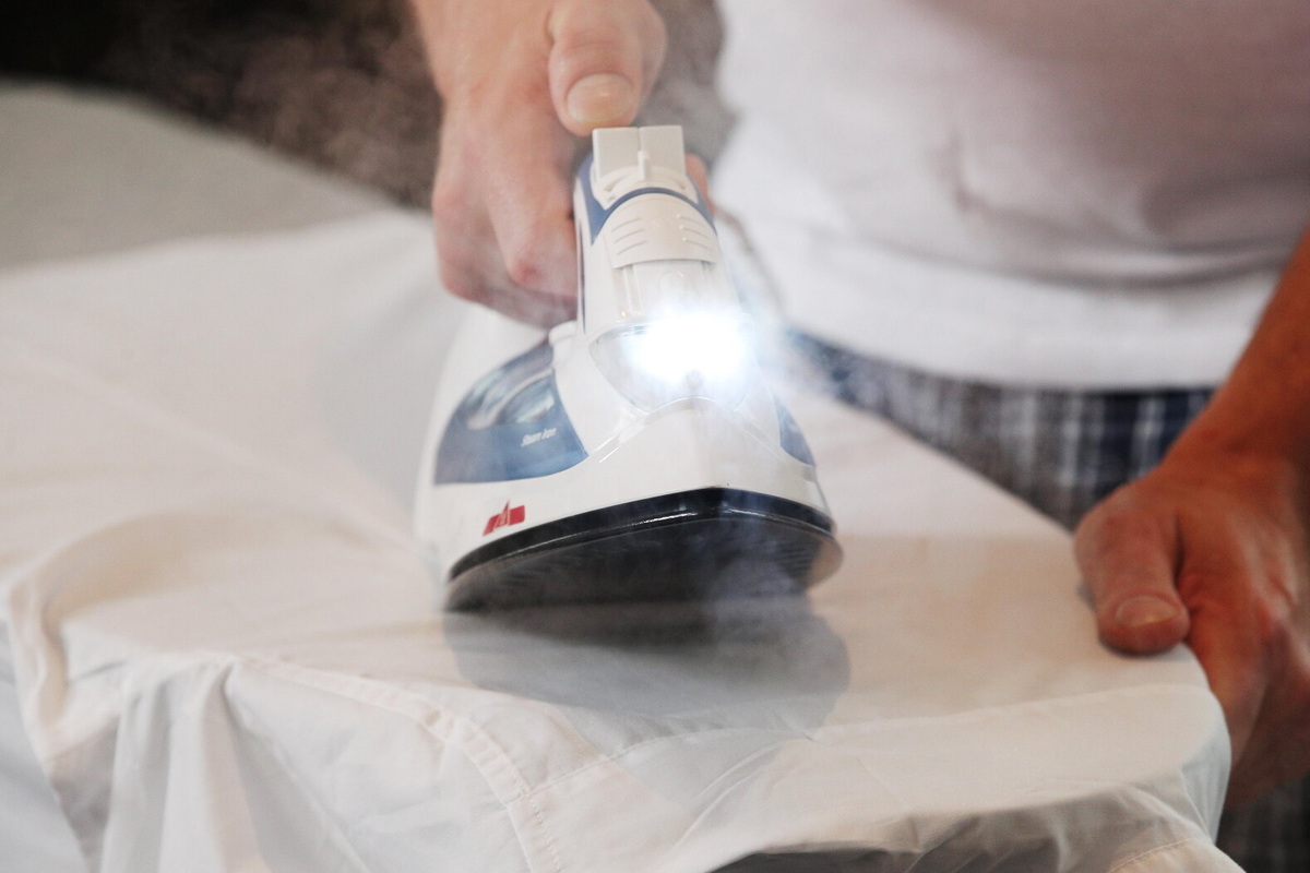     Никаких складок и морщин: как идеально отутюжить рубашку