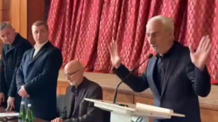 Скрин видео встречи совета старейшин с избирателями.