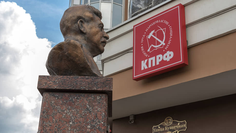 Депутаты от КПРФ считают, что установка бюста Сталина "будет способствовать росту патриотического настроения в обществе".📷Фото: Олег Харсеев / Коммерсантъ