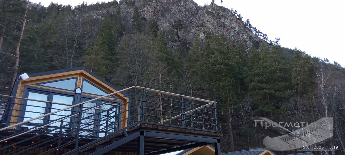 Гостевой комплекс расположен у подножия горы. 