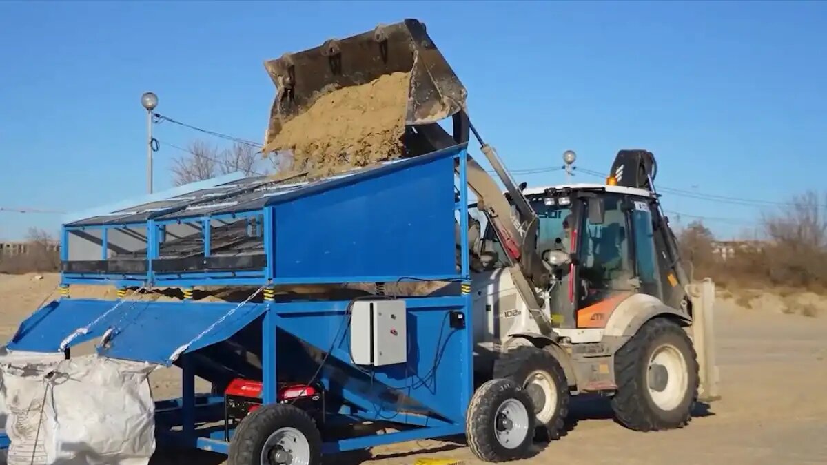 Фото: Скриншот с видео, опубликованного в telegram-канале Оперштаб - Краснодарский край
Три новые спецмашины для очистки песка тестируют на пляжах Анапы