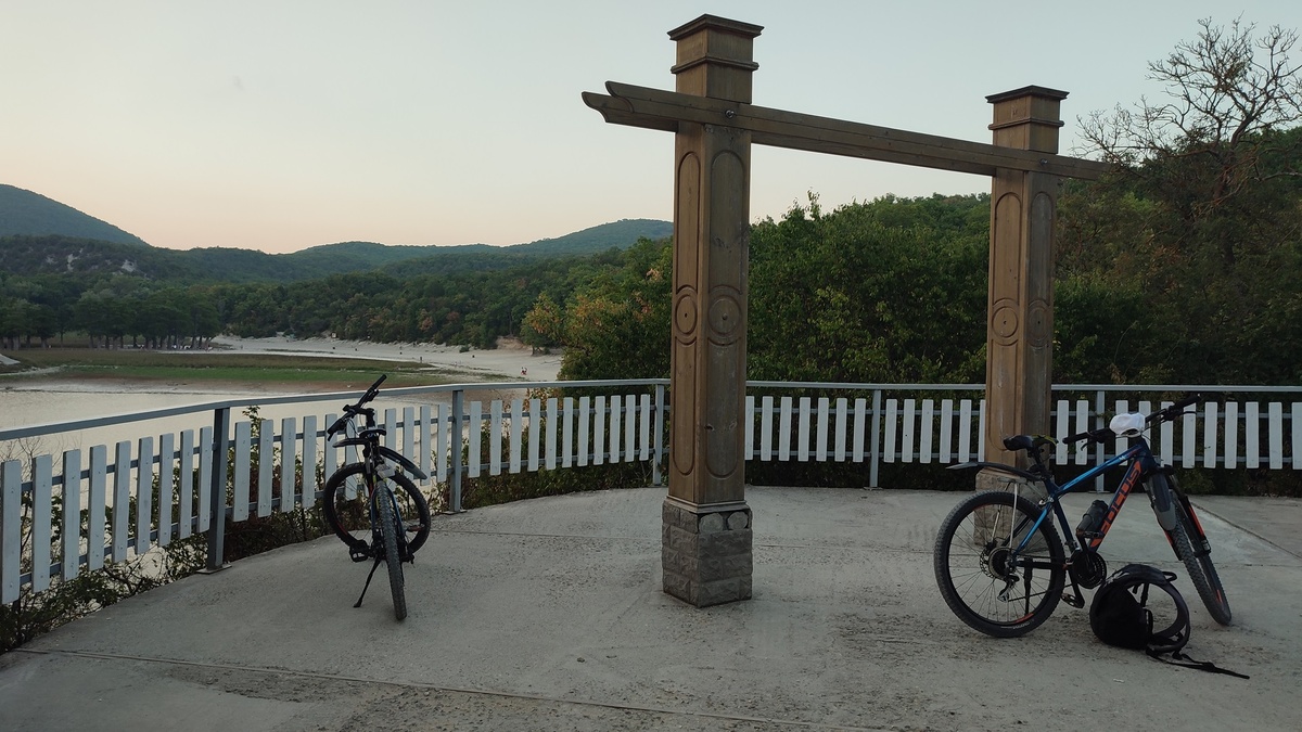 Смотровая площадка у озера. Фото: Книга Приключений.