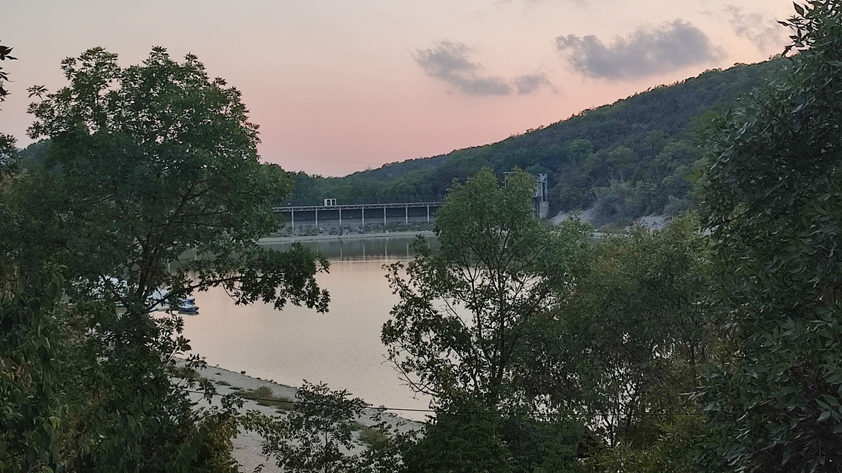 Вид на дамбу озера Сукко. Фото: Книга Приклюючений