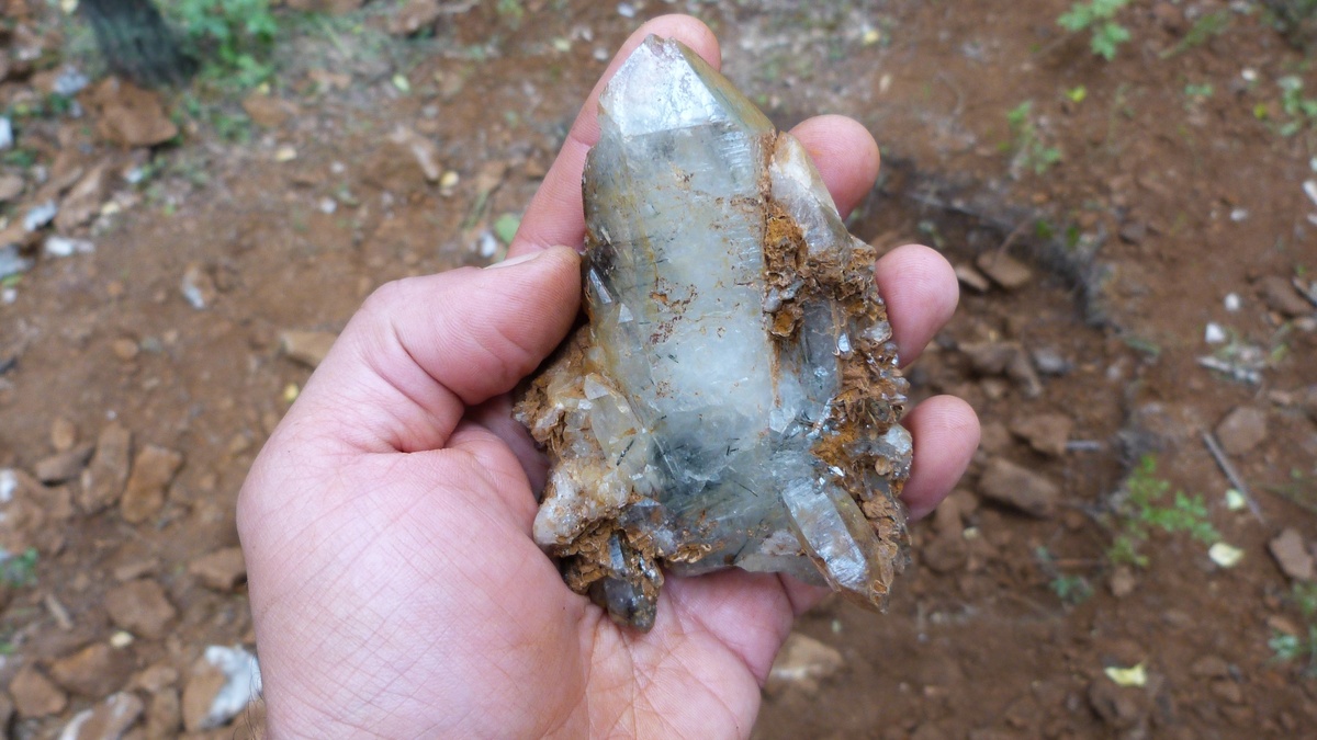 Горный хрусталь с включением зелёного турмалина