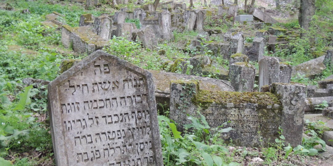 Бахчисарай: караимское кладбище «Топор не коснется»