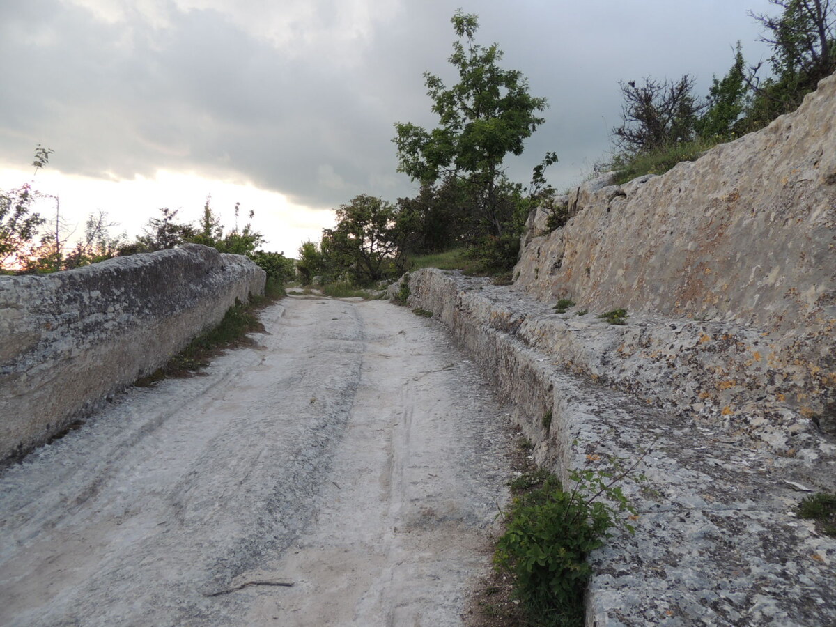 Дорога от Чуфут-Кале до Балта-Тиймез