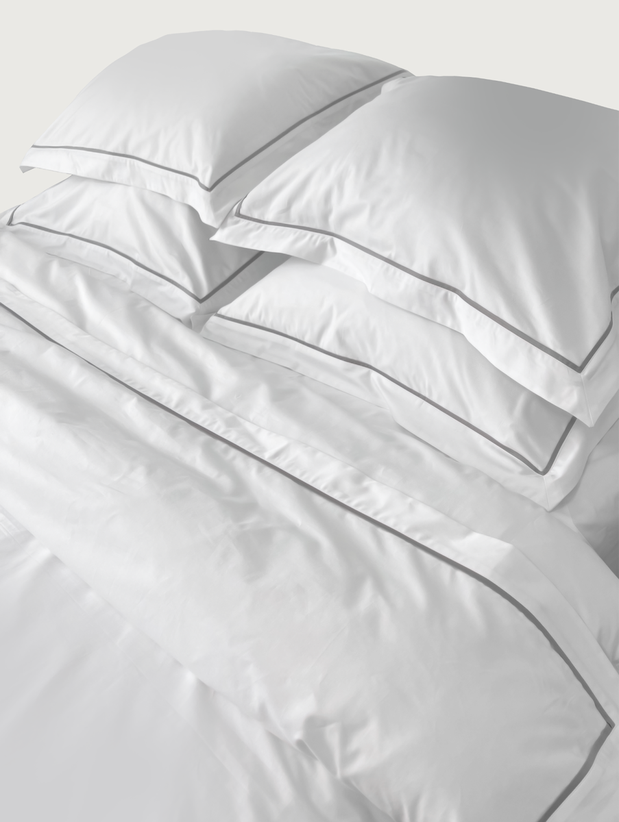 Цвет — это не просто визуальный аспект; он обладает способностью влиять на наши эмоции, восприятие и даже поведение. Эта особенность прекрасно работает в сфере гостиничного текстиля, где правильный выбор цветовой палитры может создать атмосферу уюта, расслабления или стиля. В данной статье мы рассмотрим, как психология цвета воздействует на настроение гостей гостиницы и как правильно использовать цвет в текстиле для создания комфортной среды.