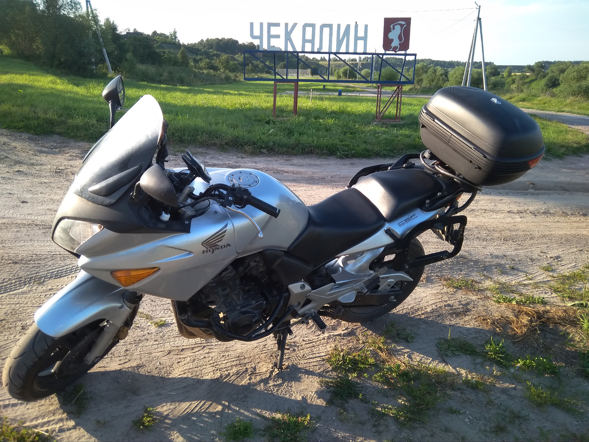 Фото-мото на фоне стелы «город Чекалин»