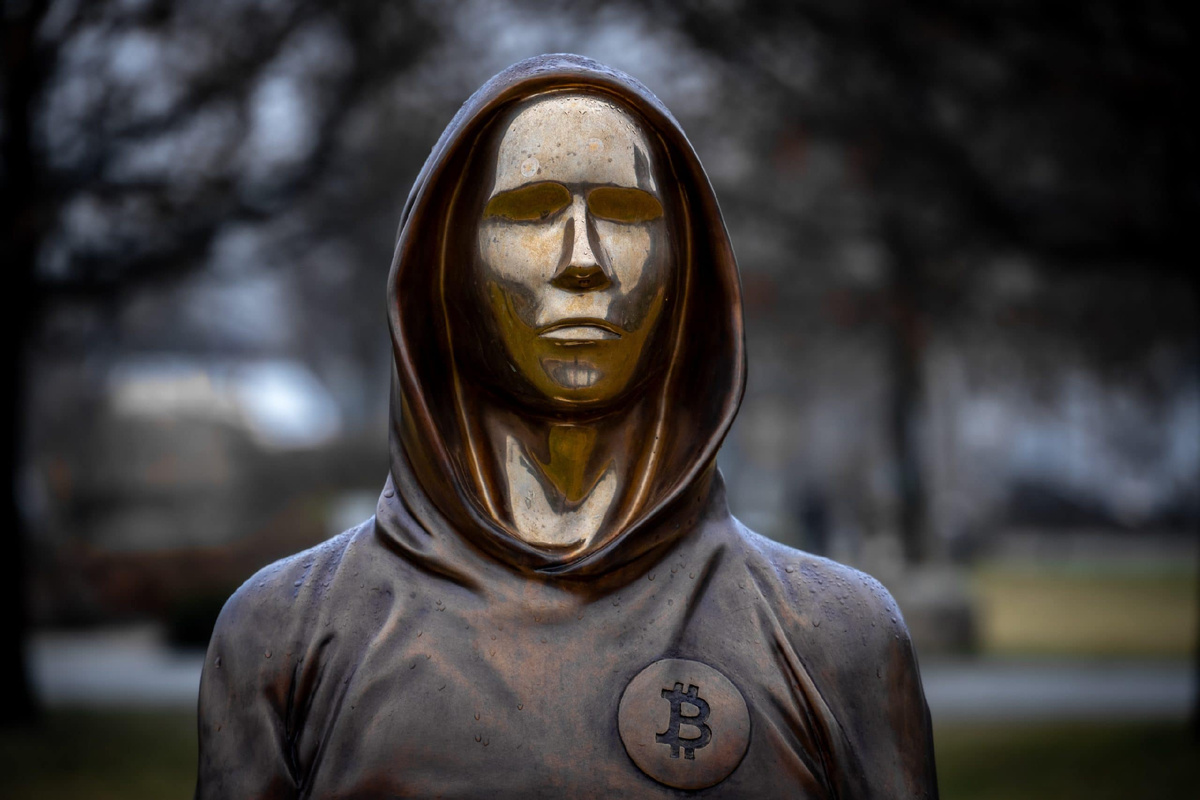 Бюст Satoshi Nakamoto , установленный в Будапеште (2021 год, бронза и алюминий)