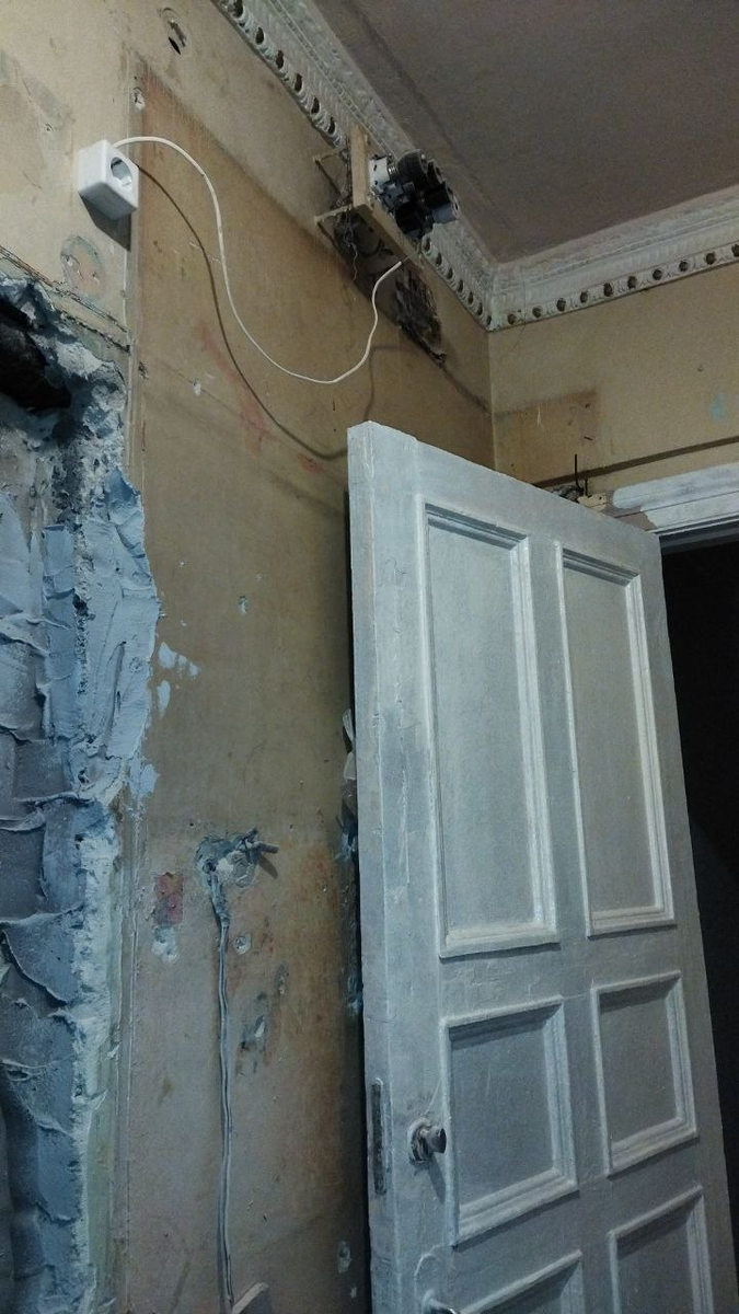 Без разрешения снял дверь и шкаф, который строил мой дедушка