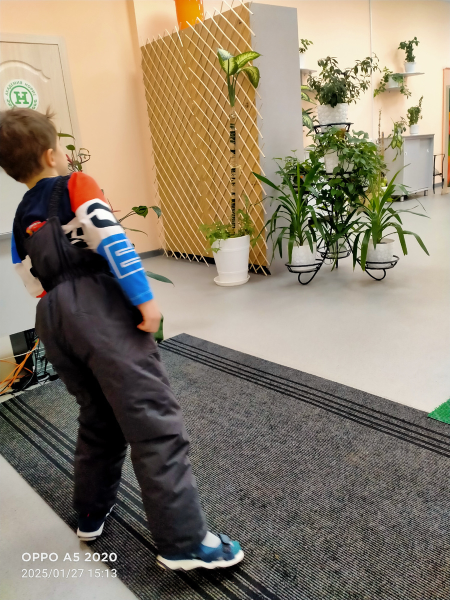 Ждёт сестру с занятия 