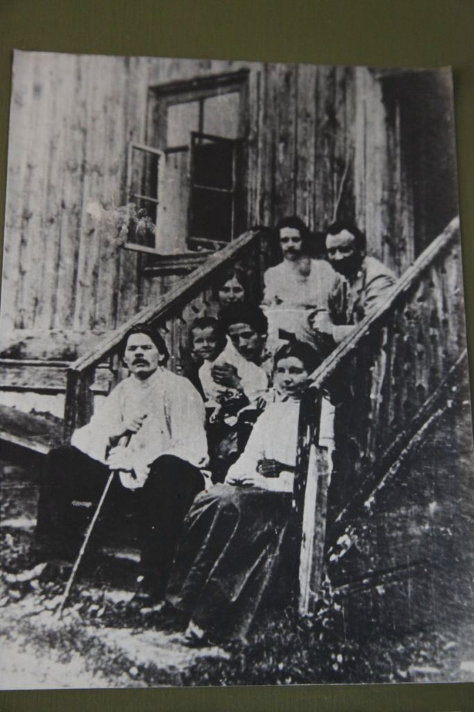 Максим Горький на крыльце дома. Фото из Сети.