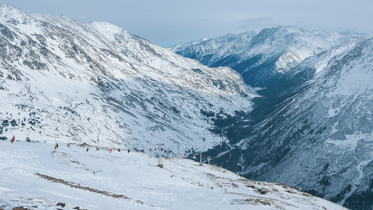 Первая в СССР канатно-кресельная дорога функционирует в Чегете до сих пор. Ей всего-то чуть больше 60 лет