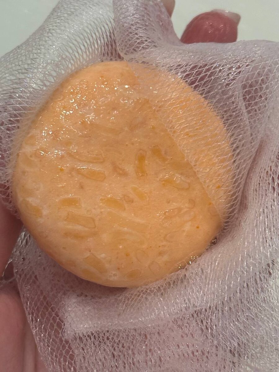 Твердый шампунь - самый необычный формат, который я пробовала.  Для жирной кожи головы. 