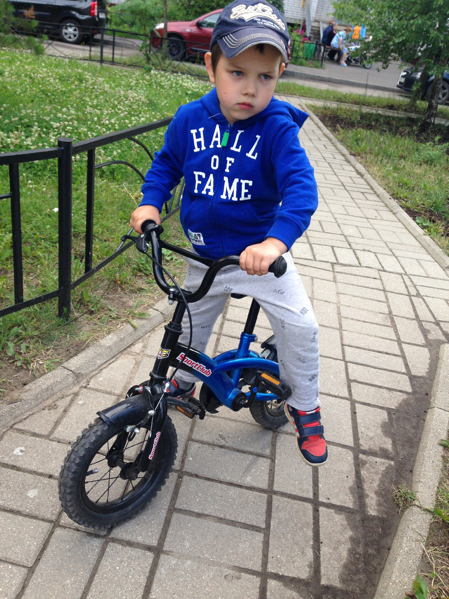 Мы учились кататься на велосипеде) было тяжело 😅