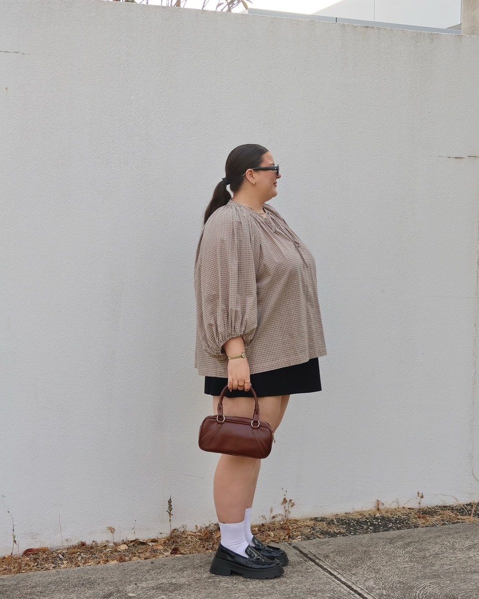 В сочетании с мини юбкой — особенно неудачное комбо. Ноги кажутся короткими, так как визуально обрезаются аж в 4 местах (лоферы, носки, юбка и низ блузы), а живот — излишне большим.